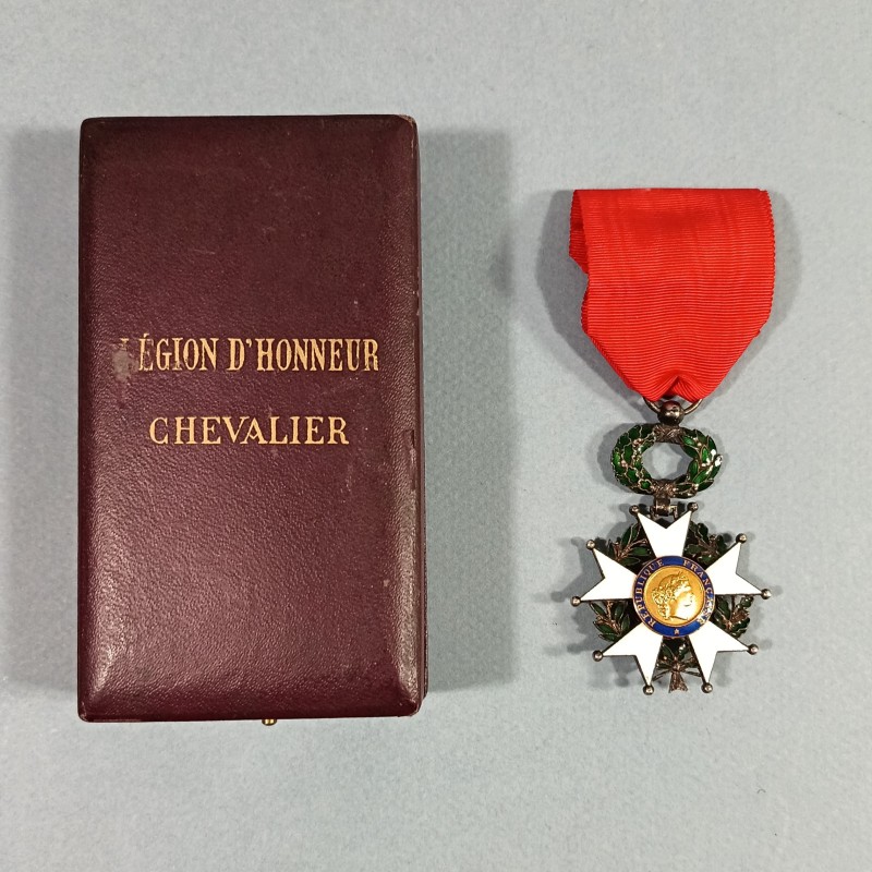 FRANCE MEDAILLE DE CHEVALIER DE L'ORDRE DE LA LEGION D'HONNEUR 4 ème REPUBLIQUE EN ARGENT EN COFFRET